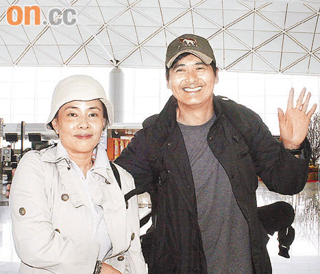 周润发冒雨探班杜琪峰首度为老婆抱不平(图)