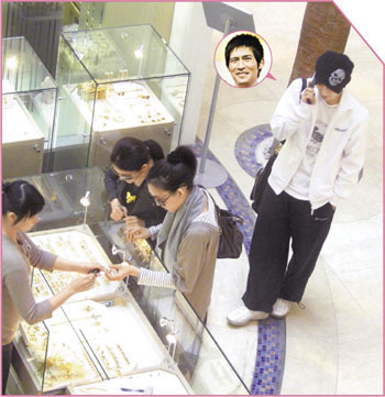 仔仔大S约会“妇逛夫随”范玮琪当电灯泡(图)