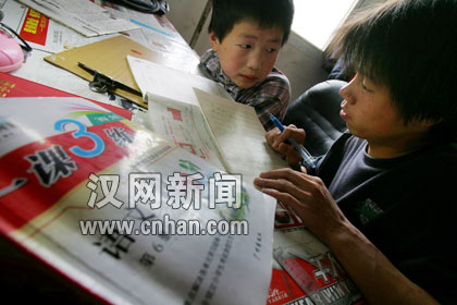 23岁小伙带着外甥上大学 边读书边照顾外甥(图)
