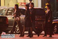 李小璐与神秘男上演“烧烤情”同回公寓(组图)