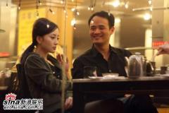 李小璐与神秘男上演“烧烤情”同回公寓(组图)