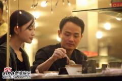 李小璐与神秘男上演“烧烤情”同回公寓(组图)