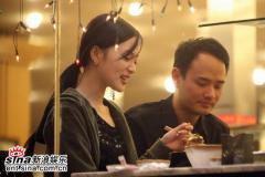 李小璐与神秘男上演“烧烤情”同回公寓(组图)