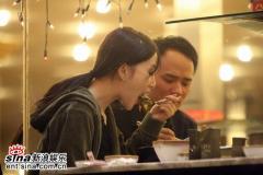 李小璐与神秘男上演“烧烤情”同回公寓(组图)