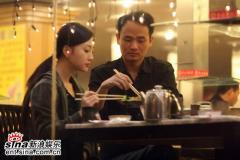 李小璐与神秘男上演“烧烤情”同回公寓(组图)