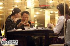 李小璐与神秘男上演“烧烤情”同回公寓(组图)