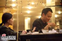 李小璐与神秘男上演“烧烤情”同回公寓(组图)