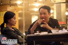 李小璐与神秘男上演“烧烤情”同回公寓(组图)