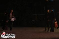 李小璐与神秘男上演“烧烤情”同回公寓(组图)