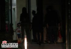 李小璐与神秘男上演“烧烤情”同回公寓(组图)