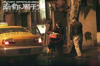 偷拍神秘男伴为梅婷庆生有花有酒有朋友(组图)