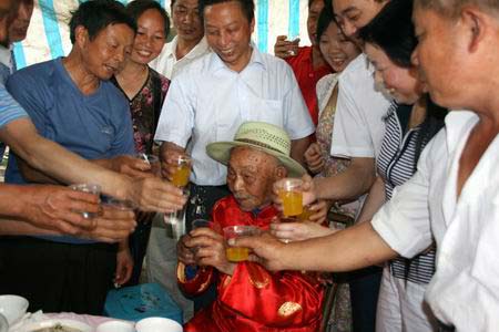百岁老人离不开烟酒 思维灵活吐词清晰(图)