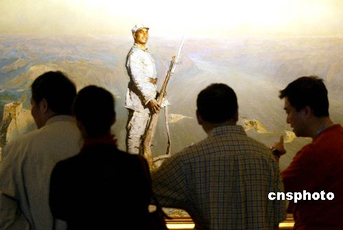 中国嘉德2007春季拍卖会中国油画及雕塑专场于5月13日上午开槌,已故中国著名画家陈逸飞的成名巨作《黄河颂》,经过多轮反复争夺,最终以4032万元人民币的高价成交。这不仅是陈逸飞本人油画作品的最高价,也创下了中国内地油画作品成交价的最高纪录。
