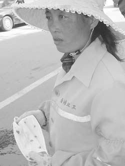 时髦女子夺过扫帚当街殴打环卫工(图)