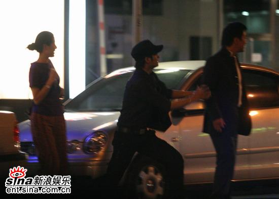 组图:陈坤“跪拜”唐季礼两大帅哥夜店密会