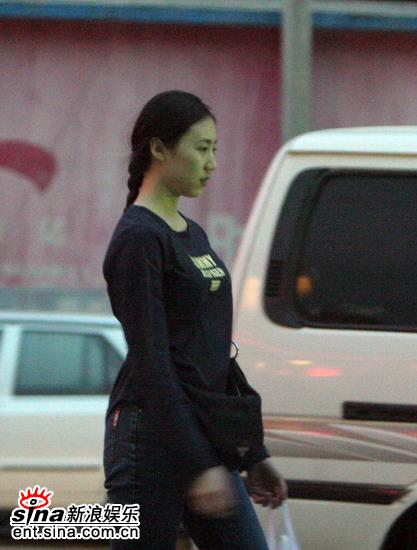 组图:吴若甫携娇妻吃饭回家路上受“惊吓”