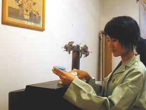 四川美女大学生当保洁员“找苦吃”(图)