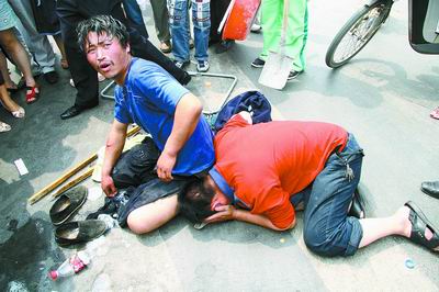 男子暴打残疾乞丐抢钱 头上套袋不敢见人(图)