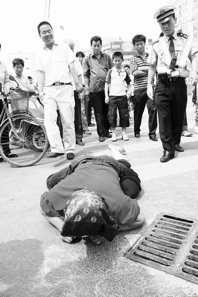 男子暴打残疾乞丐抢钱 头上套袋不敢见人(图)