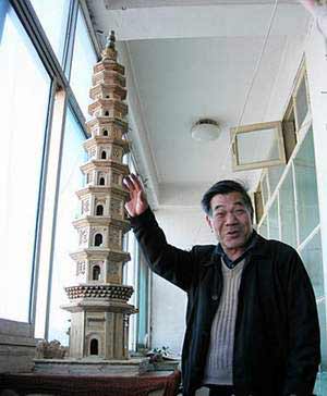 河北老人用雪糕棍粘成宝塔(图)