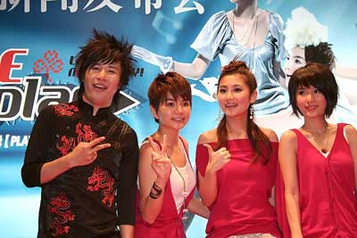 S.H.E与大张伟合影