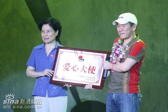 齐秦出席广西慈善星光夜考虑邀请王祖贤拍自传