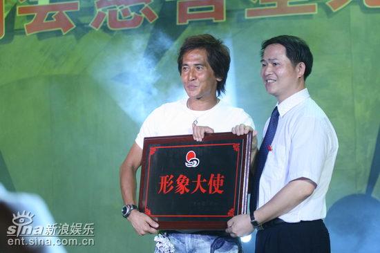 齐秦出席广西慈善星光夜考虑邀请王祖贤拍自传