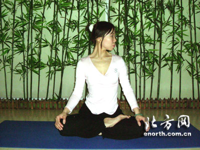 示范:简单五步瑜伽动作消除颈椎病