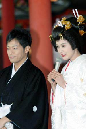 藤原纪香排3200万婚宴丈夫弹唱感动落泪(图)