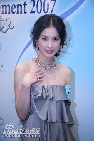 黄圣依香港巨星演唱会献唱获那辛那英盛赞(图)
