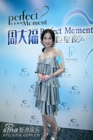 黄圣依香港巨星演唱会献唱获那辛那英盛赞(图)