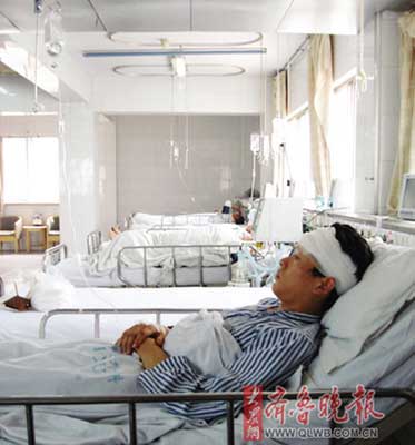传销人员砍伤7名警察 将副所长打倒在地(图)