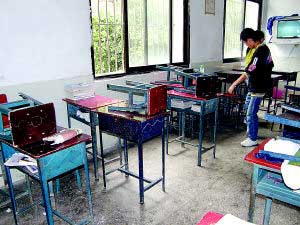 女老师制止学生打牌遭辱骂后猝死(图)