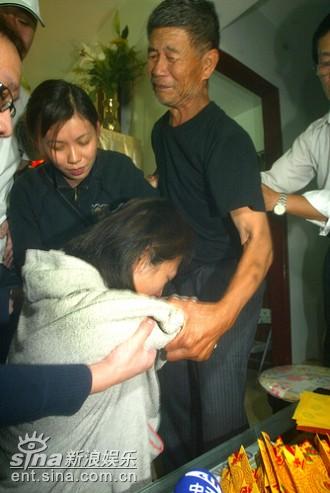 林晓培请假为死者上香于其灵前哭跪求原谅(图)
