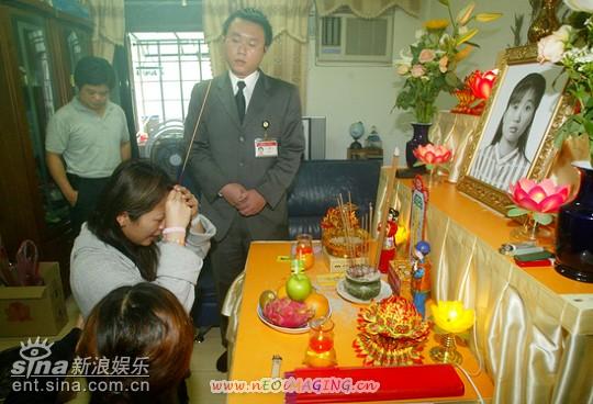 林晓培请假为死者上香于其灵前哭跪求原谅(图)