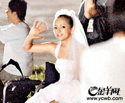 滨崎步穿婚纱“私奔” 男主角余文乐“出事”倒血泊中(图)