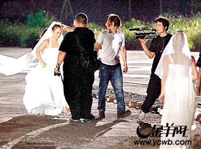 滨崎步穿婚纱“私奔” 男主角余文乐“出事”倒血泊中(图)