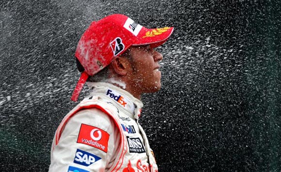 图文-F1美国站正赛汉密尔顿享受香槟雨