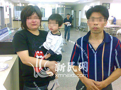 上海外地夫妇摆摊遭暴打 被逼下跪(组图)