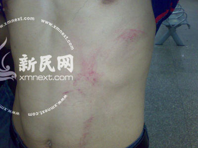上海外地夫妇摆摊遭暴打 被逼下跪(组图)