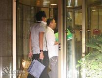 张娜拉何润东假戏成真恋情明朗同入酒店(组图)