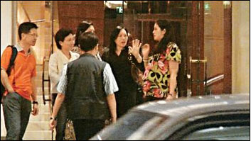徐子淇肚大如箩与友人喝茶 李家诚贴身呵护(图)
