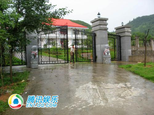 组图:陈红80万建别墅 豪宅变景点表姐夫当门卫