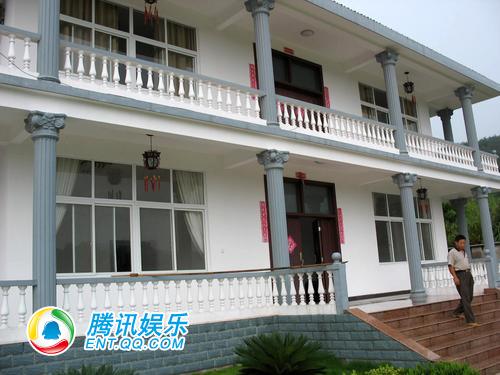 组图:陈红80万建别墅 豪宅变景点表姐夫当门卫