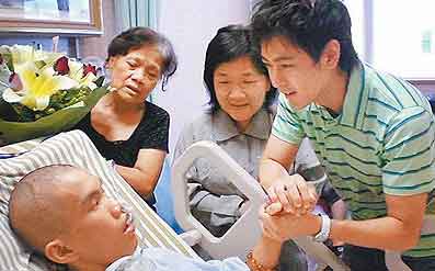 林志颖歌声呼唤 车祸重创昏迷男粉丝泪流(图)