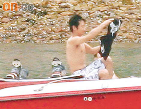 孙耀威不输旧爱应采儿约两辣妹亲昵水战(组图)