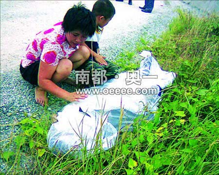 不懂水性父亲将儿托出水面后沉入水底(图)