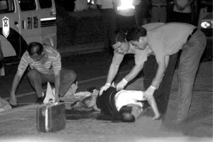富商见义勇为被刺身亡续:上千市民自发祭奠