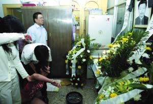 富商见义勇为被刺身亡续:上千市民自发祭奠