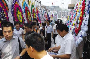 富商见义勇为被刺身亡续:上千市民自发祭奠